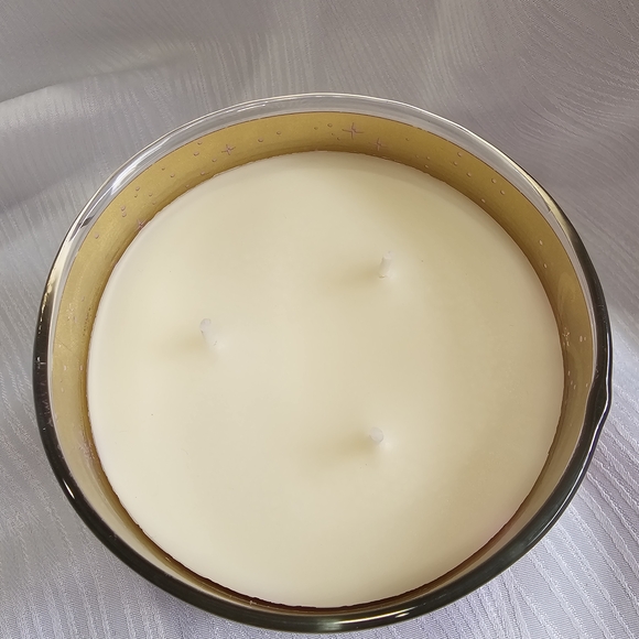 Bath & Body Works Strawberry Snowflakes 3 Wick Candle RARE - Picture 4 of 6